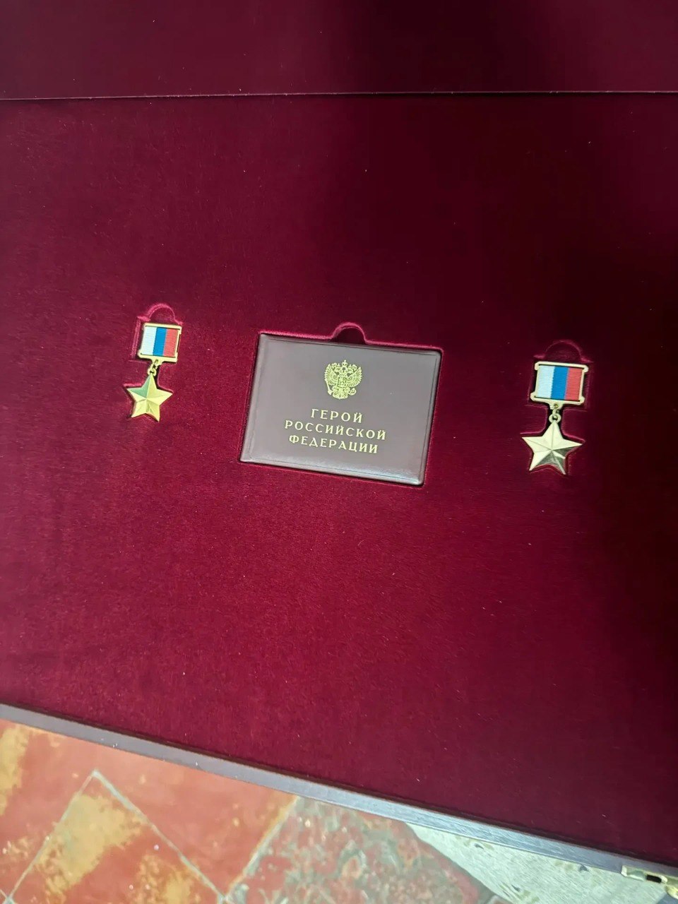 Вдвоем взяли в плен семерых и удержали позицию: балаковцу вручили "Золотую Звезду" Вдвоем взяли в плен семерых и удержали позицию: балаковцу вручили "Золотую Звезду"