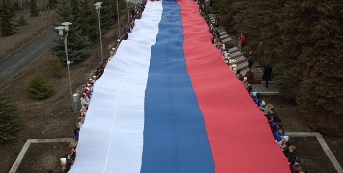 Сегодня в Парке Победы развернут 100-метровый флаг России