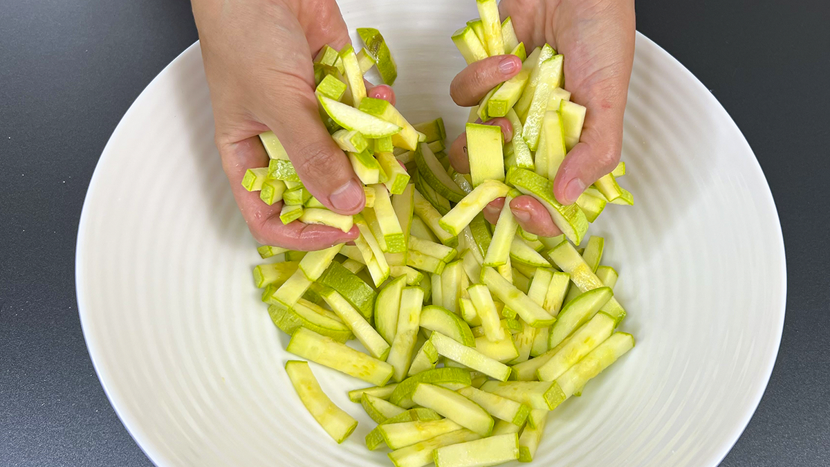 Свежий и полезный салат из кабачков без жарки