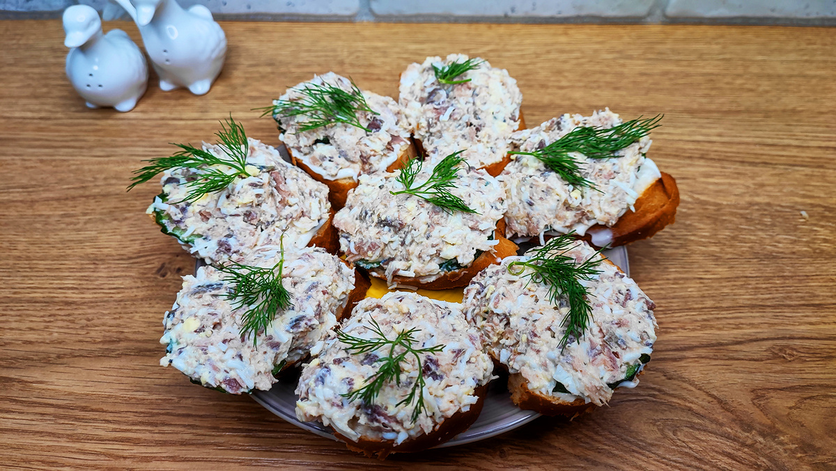 Идеальная закуска к празднику: сытные бутерброды с скумбрией