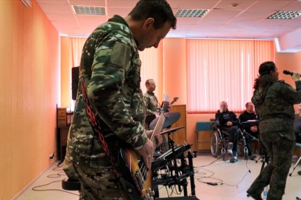 ВИА «Золотые погоны» и женсовет Саратовской области поддержали бойцов в госпитале