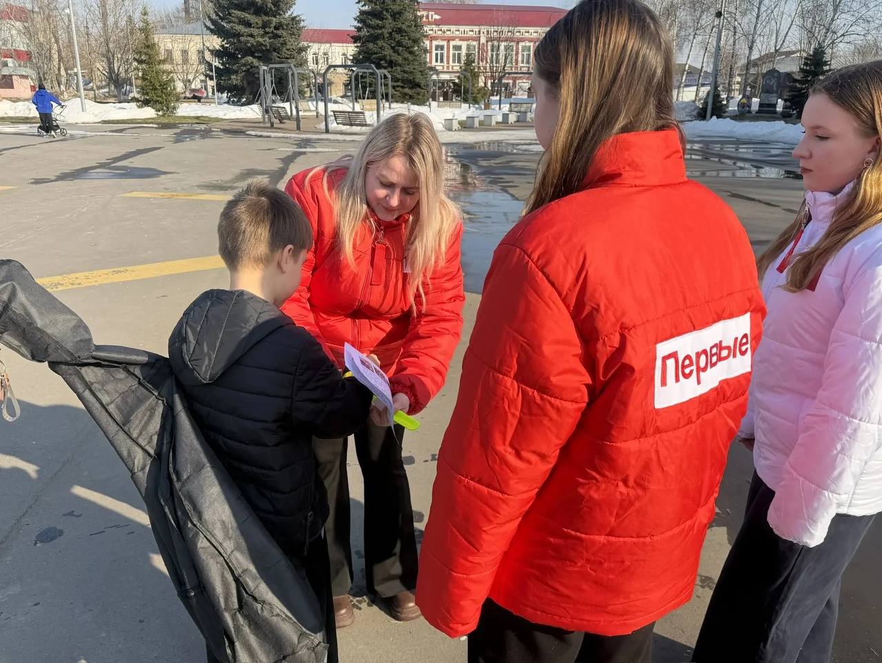 В Петровске автоинспекторы и общественники провели профилактическую акцию "Яркий пешеход" В Петровске автоинспекторы и общественники провели профилактическую акцию "Яркий пешеход"