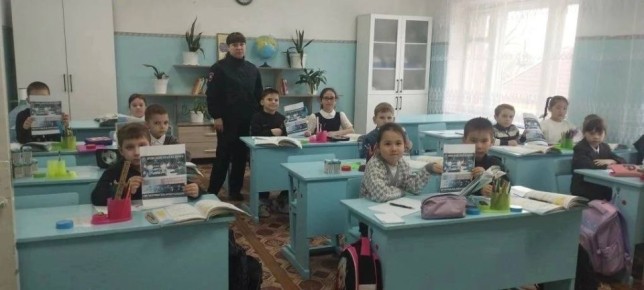 Инспектор Госавтоинспекции в Новоузенскепровела профилактическую акцию «Будь заметнее на дороге!»