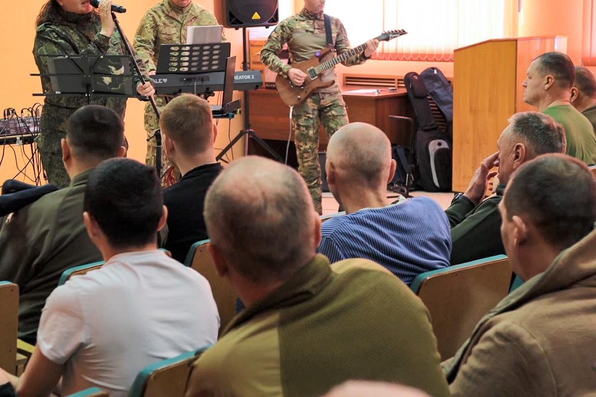 ВИА «Золотые погоны» и женсовет Саратовской области поддержали бойцов в госпитале ВИА «Золотые погоны» и женсовет Саратовской области поддержали бойцов в госпитале