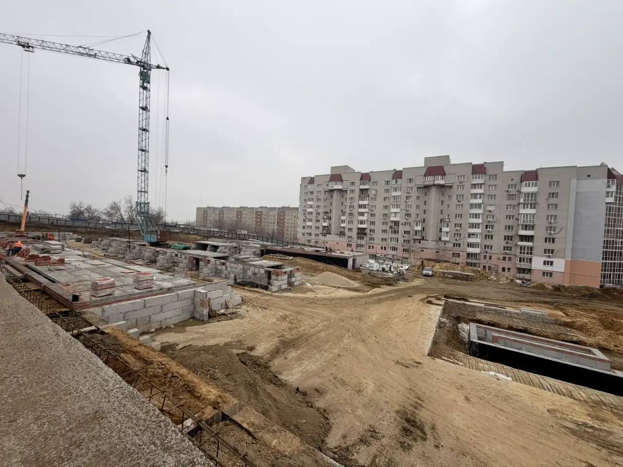 В Ленинском районе продолжается строительство школы на 1100 мест