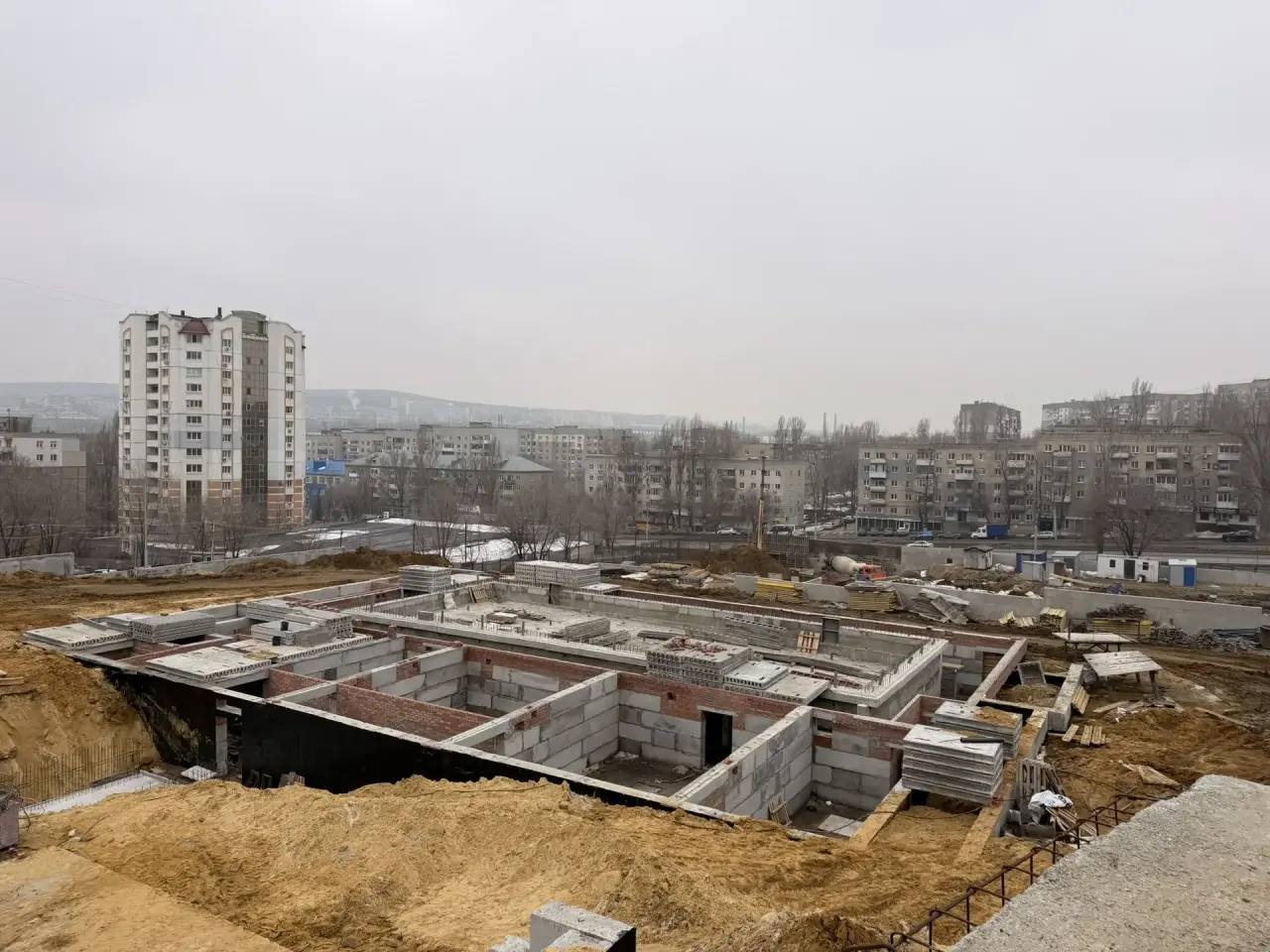 В Ленинском районе продолжается строительство школы на 1100 мест В Ленинском районе продолжается строительство школы на 1100 мест