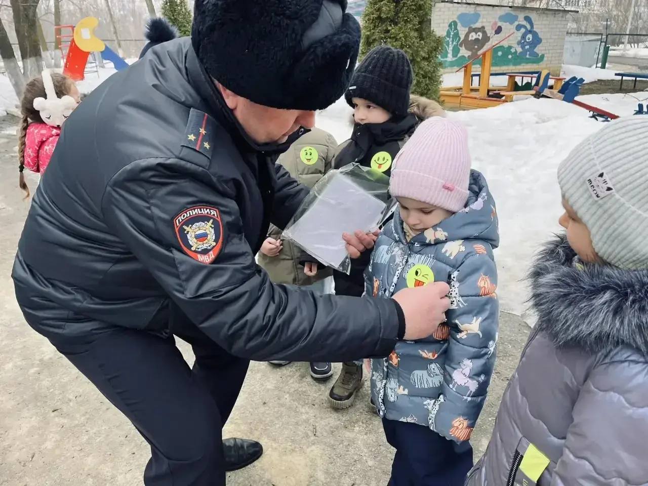 Автоинспекторы посетили детский сад в Красноармейске Автоинспекторы посетили детский сад в Красноармейске