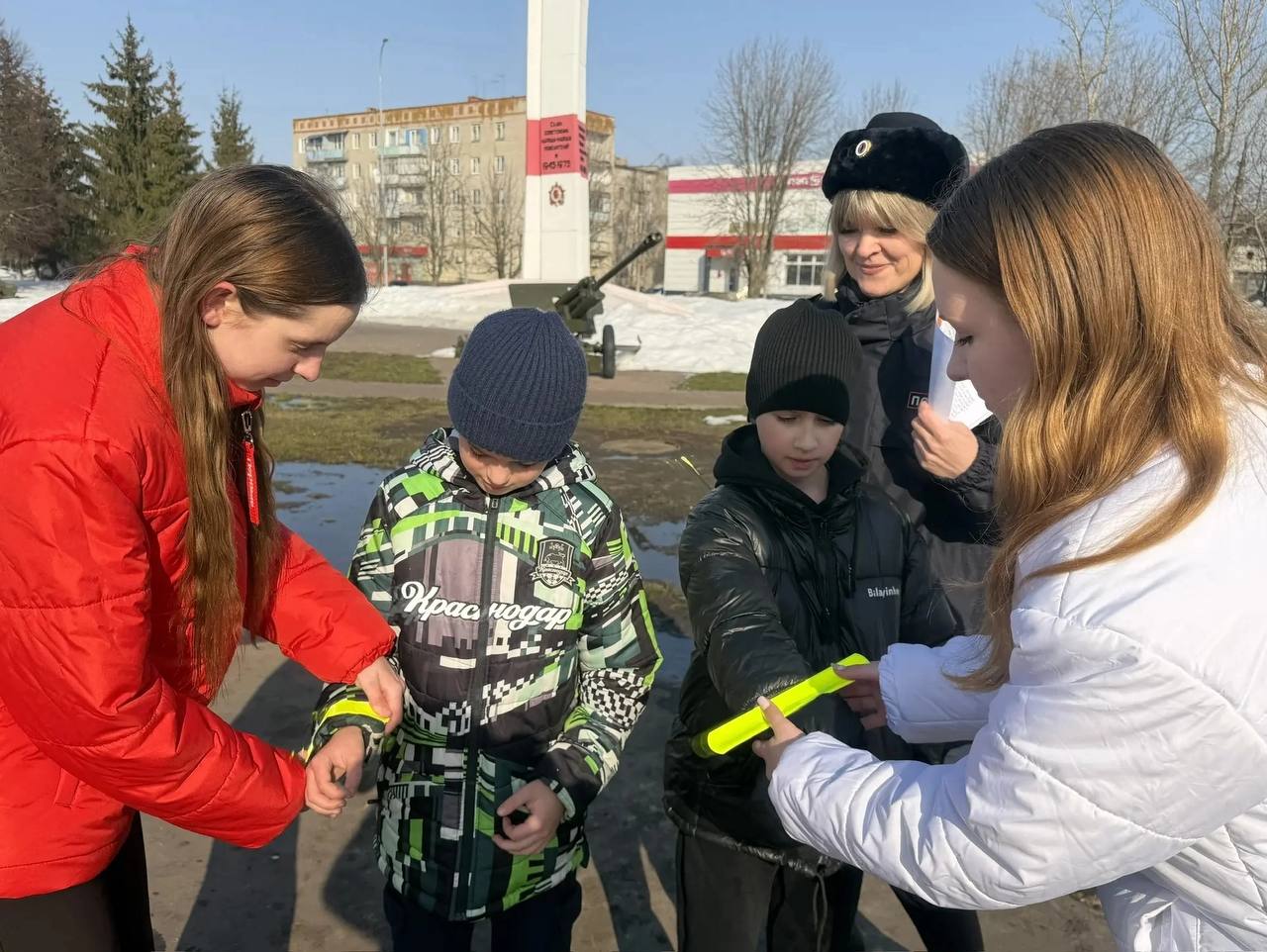 В Петровске автоинспекторы и общественники провели профилактическую акцию "Яркий пешеход" В Петровске автоинспекторы и общественники провели профилактическую акцию "Яркий пешеход"