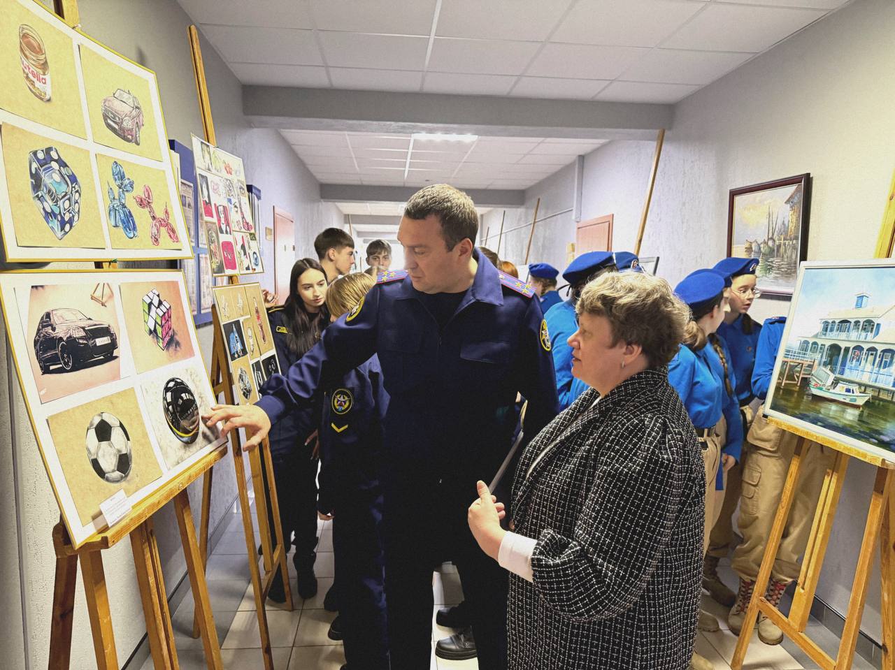 В Следственном управлении по Саратовской области представители Молодёжного союза «Юный следователь» и общественного движения «ЮНАРМИЯ» посетили выставку картин В Следственном управлении по Саратовской области представители Молодёжного союза «Юный следователь» и общественного движения «ЮНАРМИЯ» посетили выставку картин