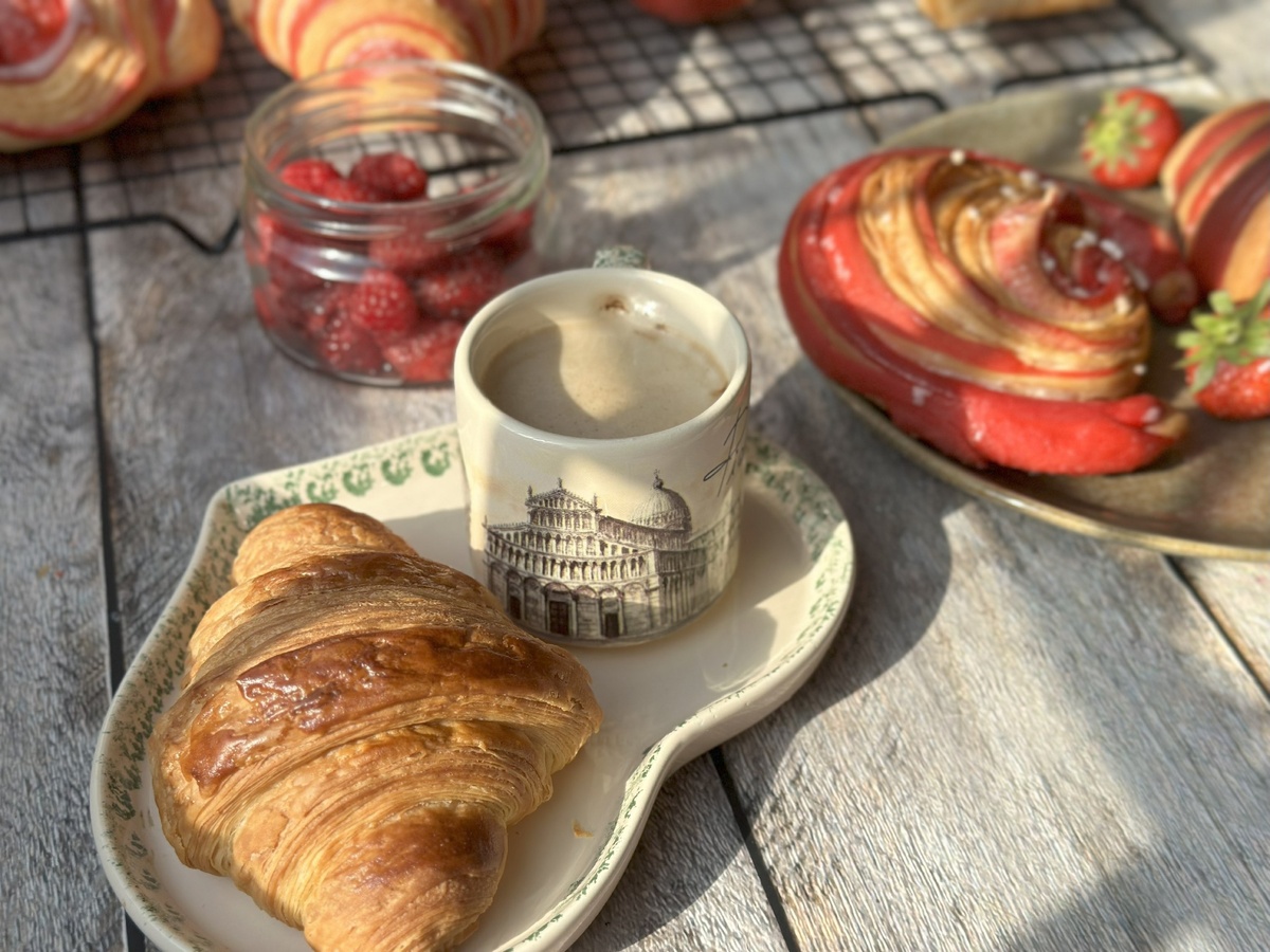 Вкусные моменты: круассаны и уютные встречи на кухне