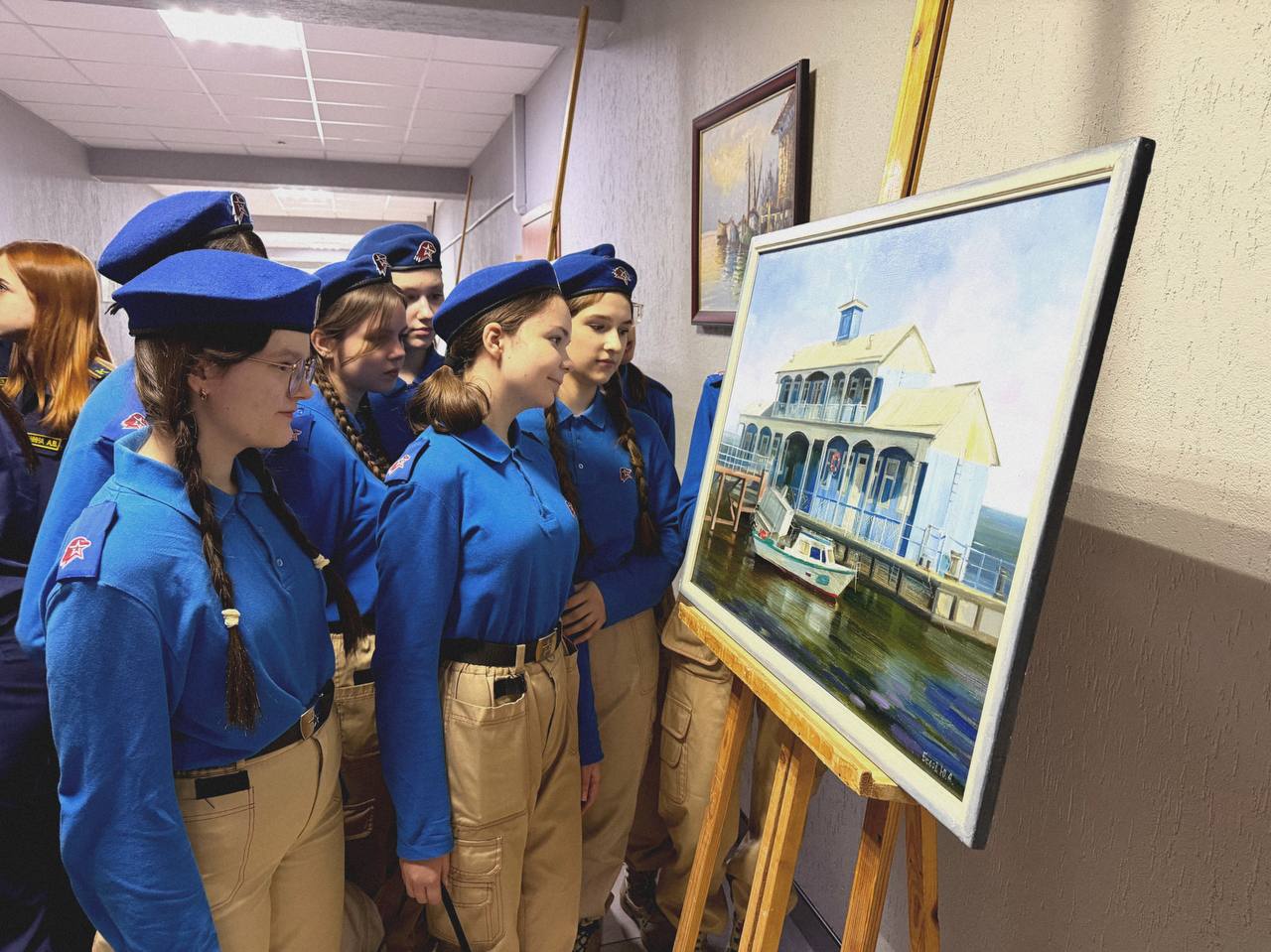 В Следственном управлении по Саратовской области представители Молодёжного союза «Юный следователь» и общественного движения «ЮНАРМИЯ» посетили выставку картин В Следственном управлении по Саратовской области представители Молодёжного союза «Юный следователь» и общественного движения «ЮНАРМИЯ» посетили выставку картин
