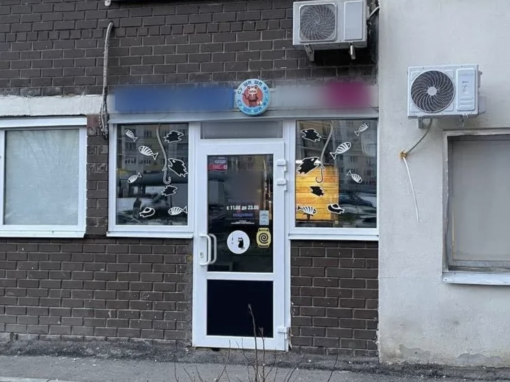 Суд обязал собственника нежилого помещения привести фасад в первоначальное состояние