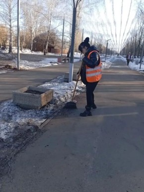 Сотрудники «Комбината благоустройства» продолжают уборку улиц Балаково