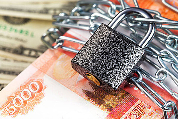 Почему банки отказывают в выдаче средств и как защитить свои сбережения