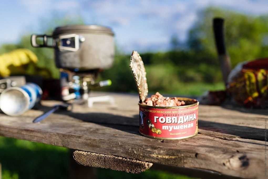 Приключение вкуса: как разогреть тушенку в походных условиях