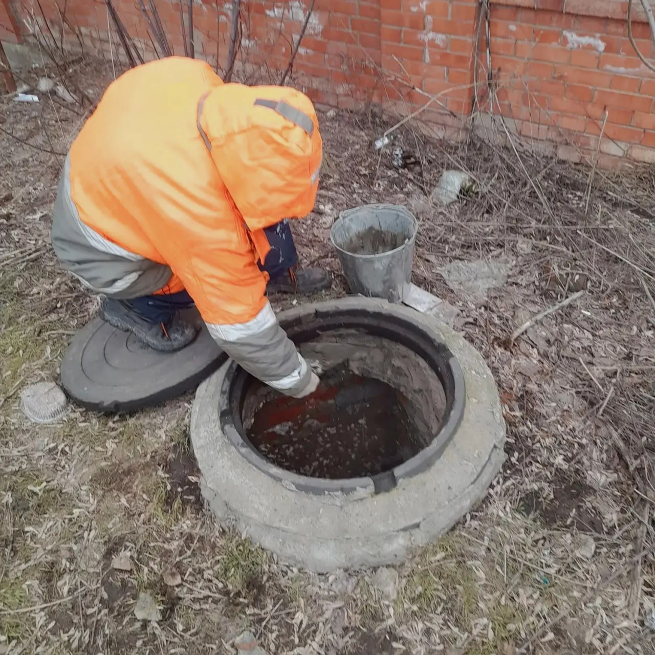 Продолжаются работы по ремонту колодцев Продолжаются работы по ремонту колодцев