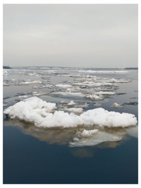 Ледоход на Волге в Саратове