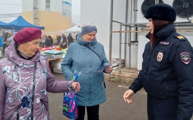 Полицейские раздали жителям Татищево памятки с советами, как не стать жертвой мошенников Полицейские раздали жителям Татищево памятки с советами, как не стать жертвой мошенников