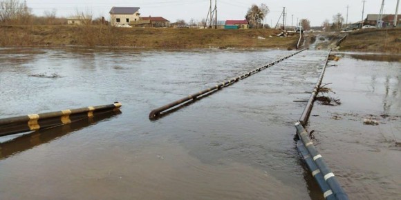 В районах Саратовской области фиксируют перелив плотины и подтопление дороги