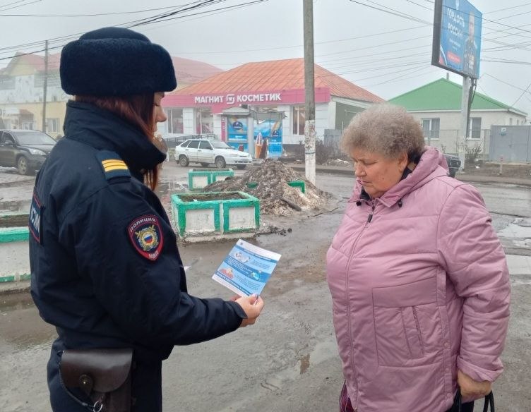 Полицейские раздали жителям Татищево памятки с советами, как не стать жертвой мошенников Полицейские раздали жителям Татищево памятки с советами, как не стать жертвой мошенников