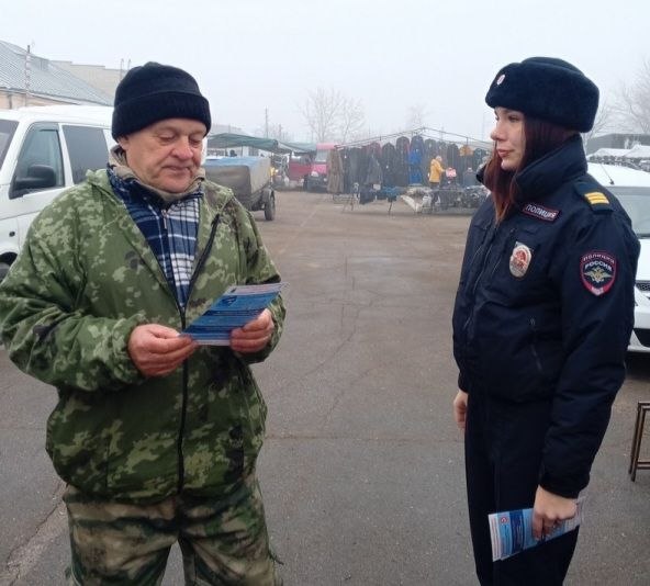 Полицейские раздали жителям Татищево памятки с советами, как не стать жертвой мошенников Полицейские раздали жителям Татищево памятки с советами, как не стать жертвой мошенников
