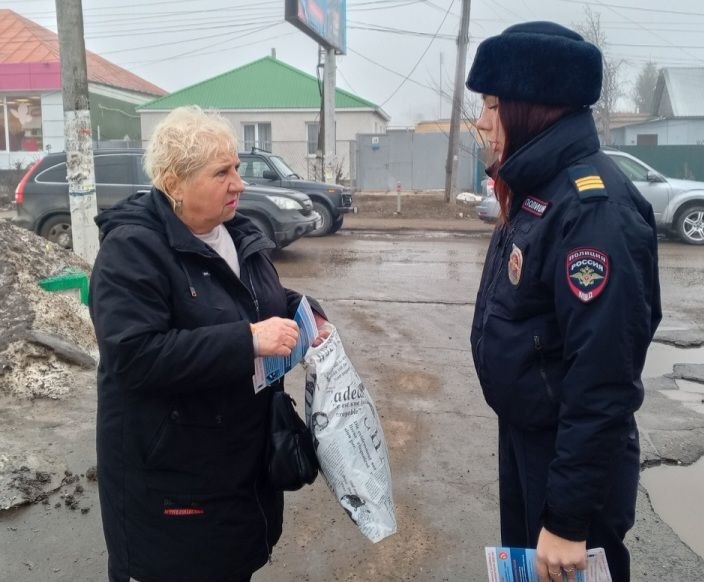 Полицейские раздали жителям Татищево памятки с советами, как не стать жертвой мошенников