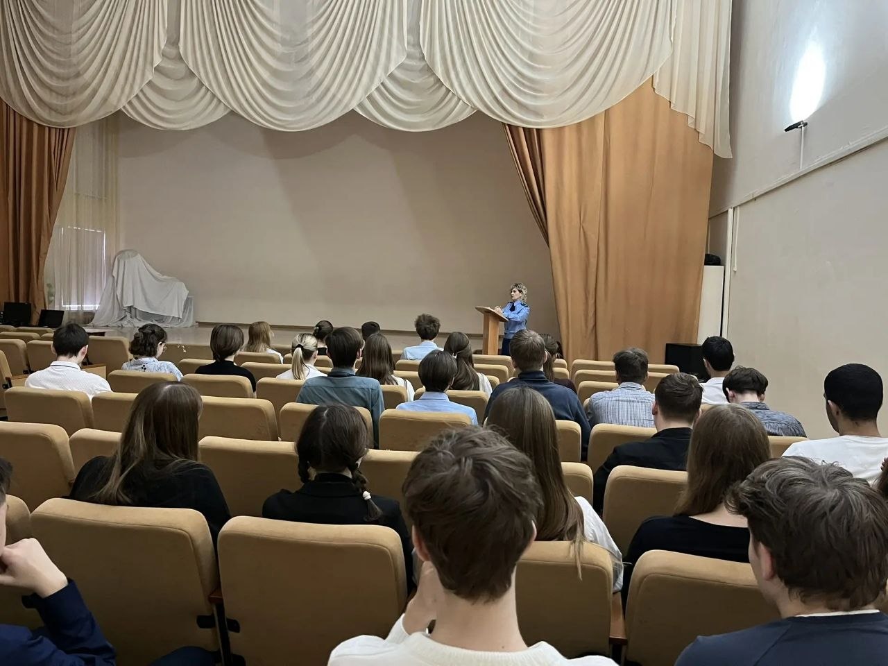 Государственный обвинитель прокуратуры Саратовской области Ирина Шишкина встретилась с лицеистами Государственный обвинитель прокуратуры Саратовской области Ирина Шишкина встретилась с лицеистами