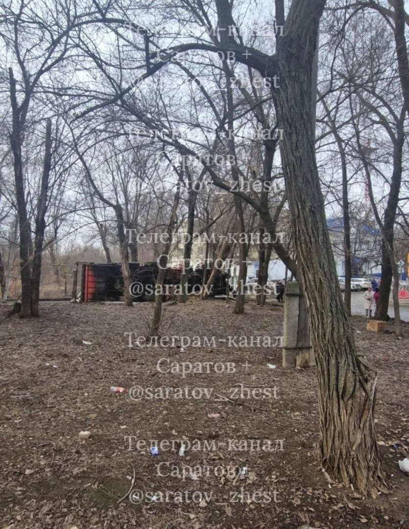 Мусоровоз потерял управление, влетел в дерево и опрокинулся Мусоровоз потерял управление, влетел в дерево и опрокинулся