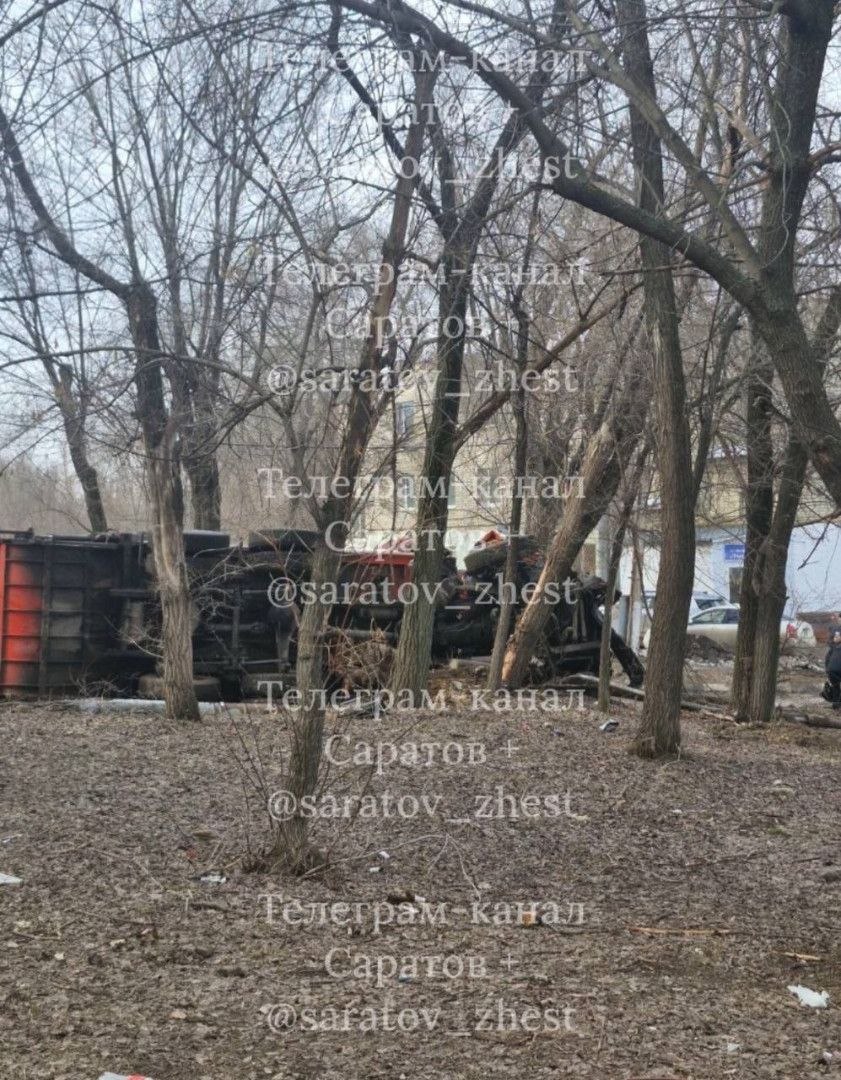 Мусоровоз потерял управление, влетел в дерево и опрокинулся