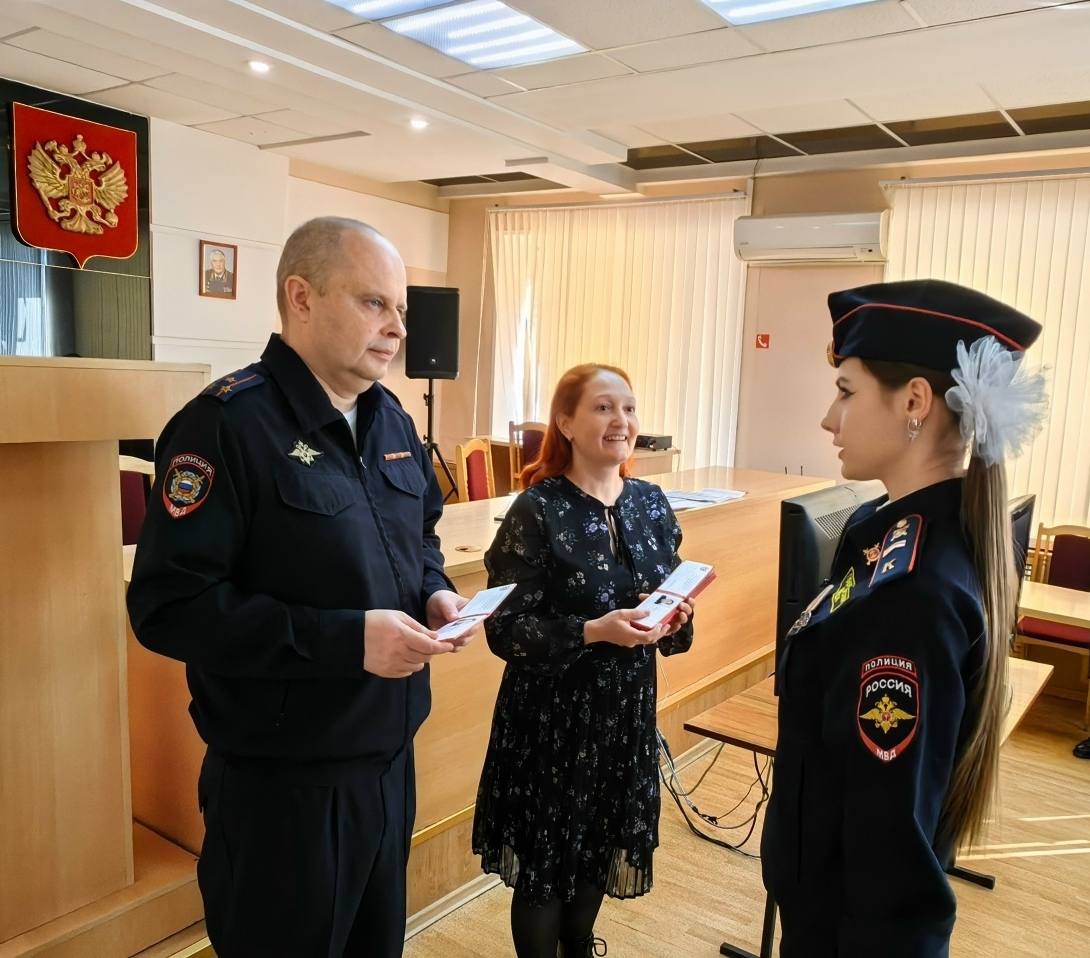 В МУ МВД России «Балаковское» состоялось торжественное вручение удостоверений народным дружинникам В МУ МВД России «Балаковское» состоялось торжественное вручение удостоверений народным дружинникам