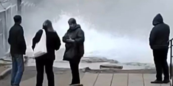 В Солнечном из-за коммунального ЧП возле школы территорию затопило кипятком