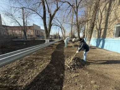 Учреждения физической культуры, спорта и молодежной политики принимают активное участие в первом городском субботнике