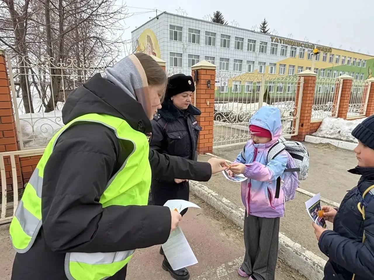 Автоинспекторы и школьники напомнили юным жителям Татищево о правилах дорожной безопасности Автоинспекторы и школьники напомнили юным жителям Татищево о правилах дорожной безопасности
