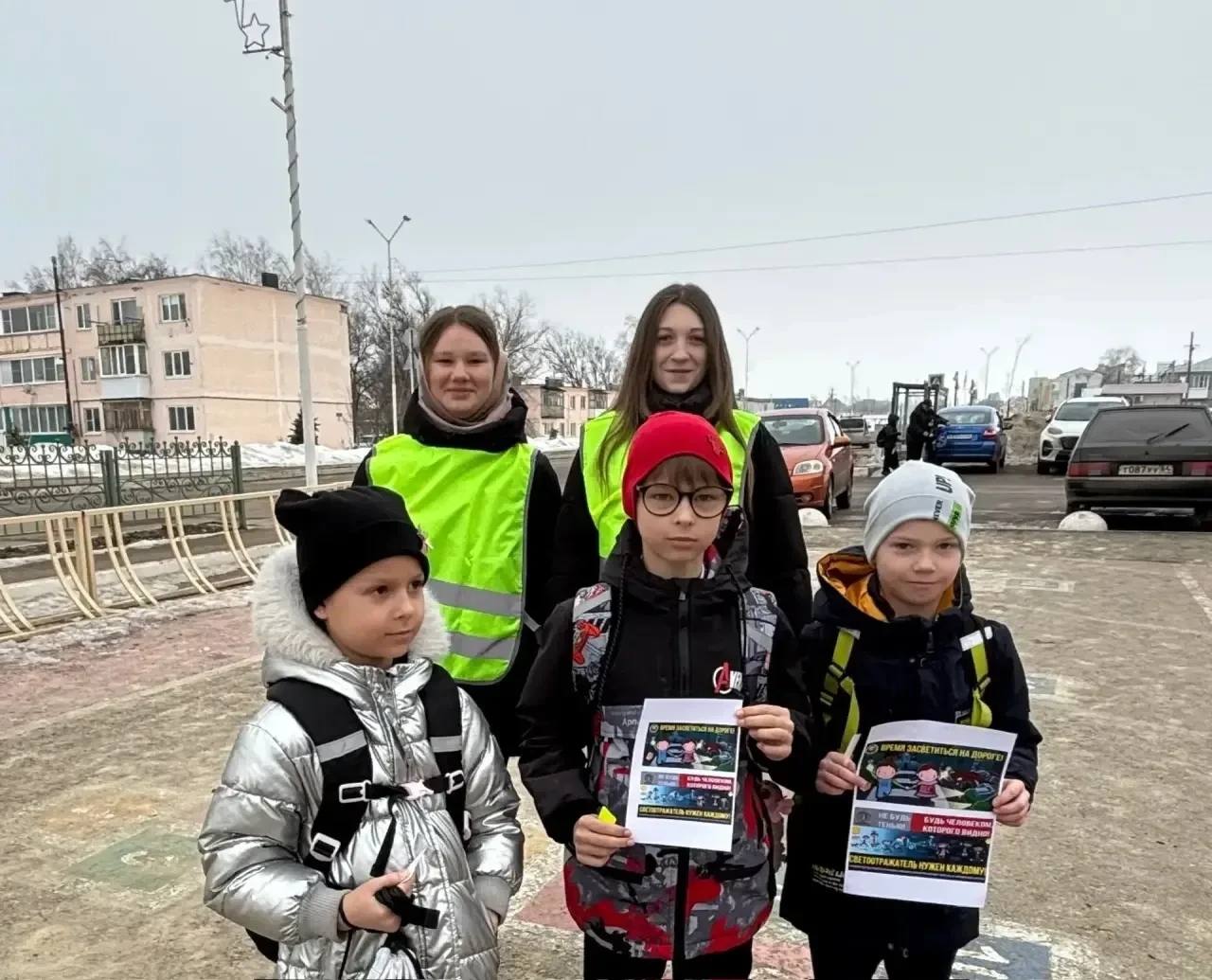 Автоинспекторы и школьники напомнили юным жителям Татищево о правилах дорожной безопасности