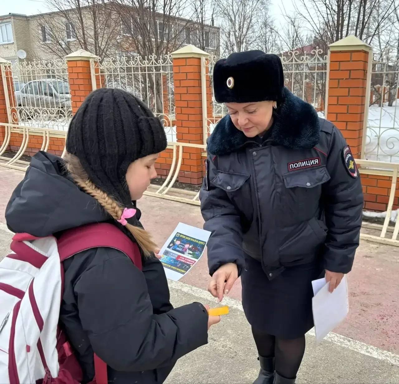 Автоинспекторы и школьники напомнили юным жителям Татищево о правилах дорожной безопасности Автоинспекторы и школьники напомнили юным жителям Татищево о правилах дорожной безопасности