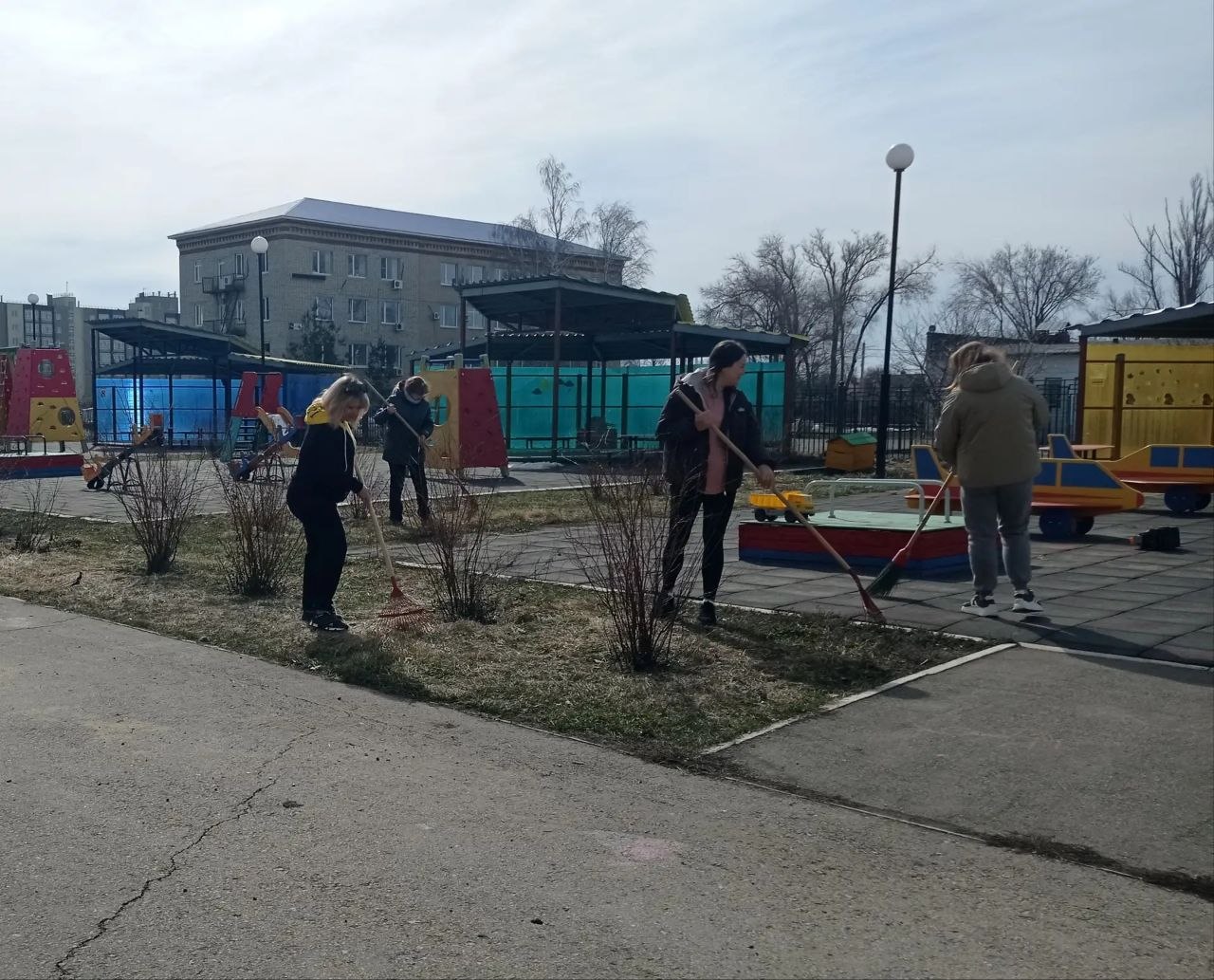 Балаково присоединился к субботникам в рамках месячника по благоустройству, объявленного губернатором Романом Бусаргиным