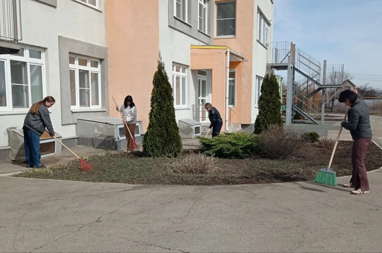 Балаково присоединился к субботникам в рамках месячника по благоустройству, объявленного губернатором Романом Бусаргиным Балаково присоединился к субботникам в рамках месячника по благоустройству, объявленного губернатором Романом Бусаргиным