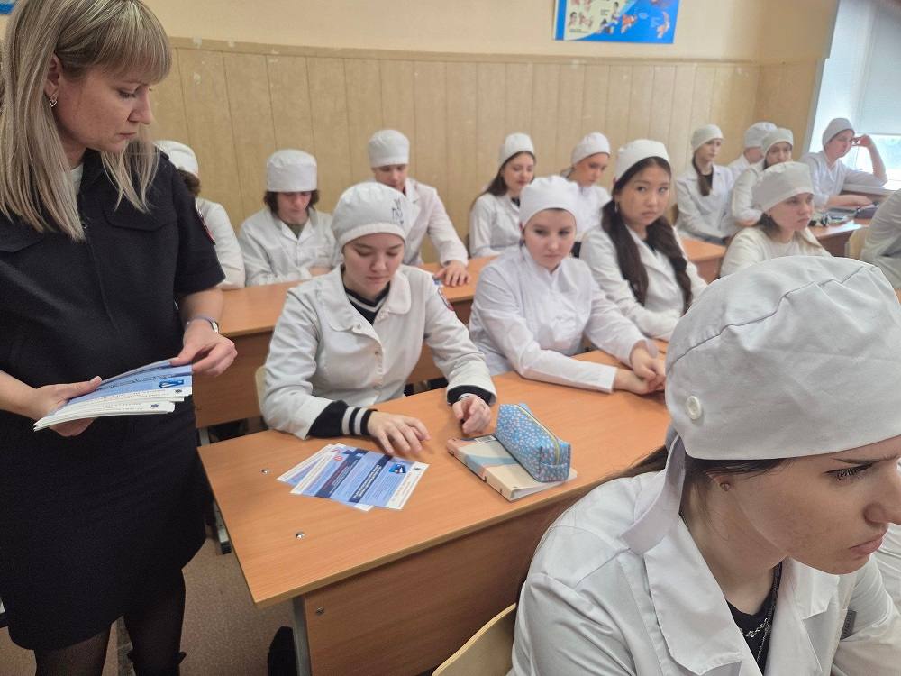 В Энгельсе полицейские и дружинники рассказали будущим медикам, как не стать жертвой мошенников В Энгельсе полицейские и дружинники рассказали будущим медикам, как не стать жертвой мошенников