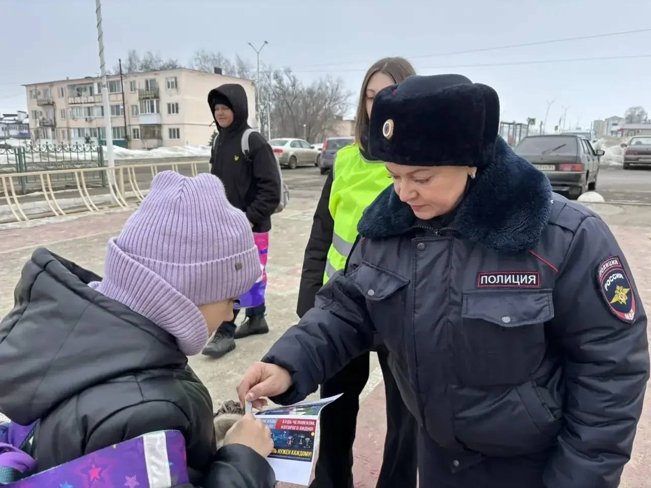 Автоинспекторы и школьники напомнили юным жителям Татищево о правилах дорожной безопасности Автоинспекторы и школьники напомнили юным жителям Татищево о правилах дорожной безопасности