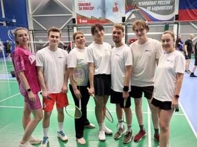 Вооружились ракетками и воланами!