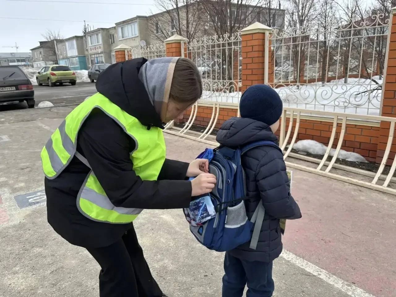 Автоинспекторы и школьники напомнили юным жителям Татищево о правилах дорожной безопасности Автоинспекторы и школьники напомнили юным жителям Татищево о правилах дорожной безопасности