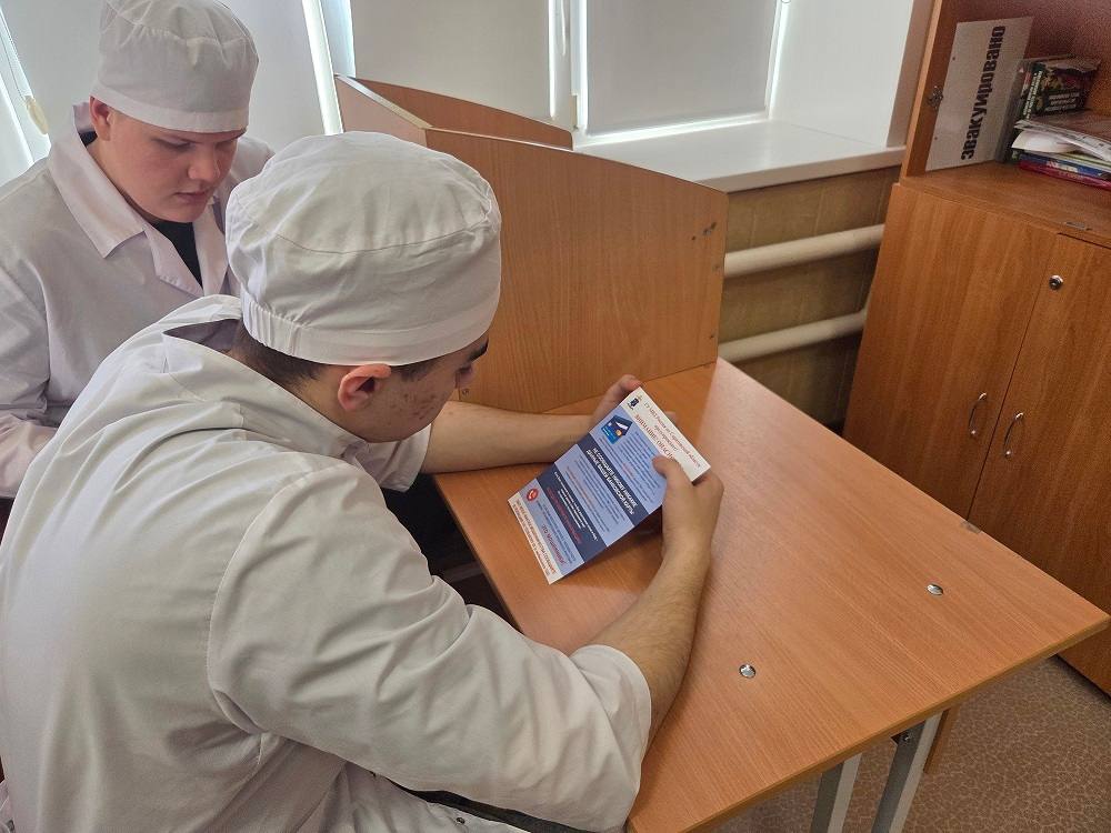 В Энгельсе полицейские и дружинники рассказали будущим медикам, как не стать жертвой мошенников В Энгельсе полицейские и дружинники рассказали будущим медикам, как не стать жертвой мошенников