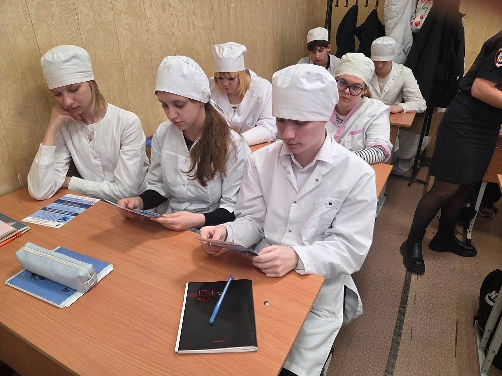 В Энгельсе полицейские и дружинники рассказали будущим медикам, как не стать жертвой мошенников В Энгельсе полицейские и дружинники рассказали будущим медикам, как не стать жертвой мошенников