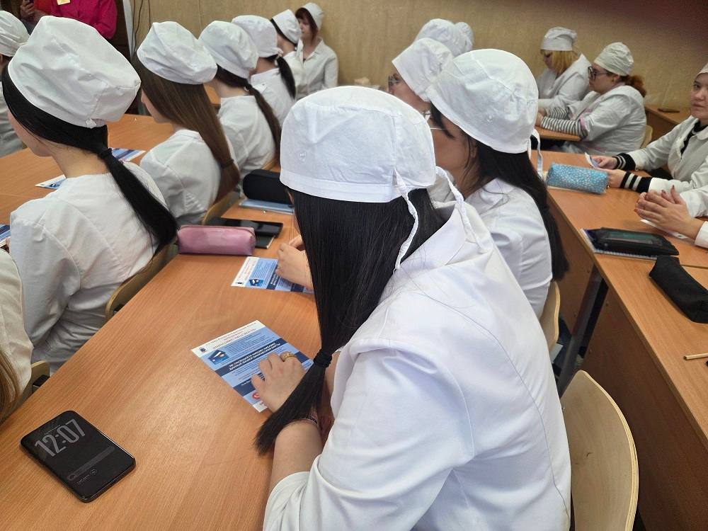 В Энгельсе полицейские и дружинники рассказали будущим медикам, как не стать жертвой мошенников В Энгельсе полицейские и дружинники рассказали будущим медикам, как не стать жертвой мошенников