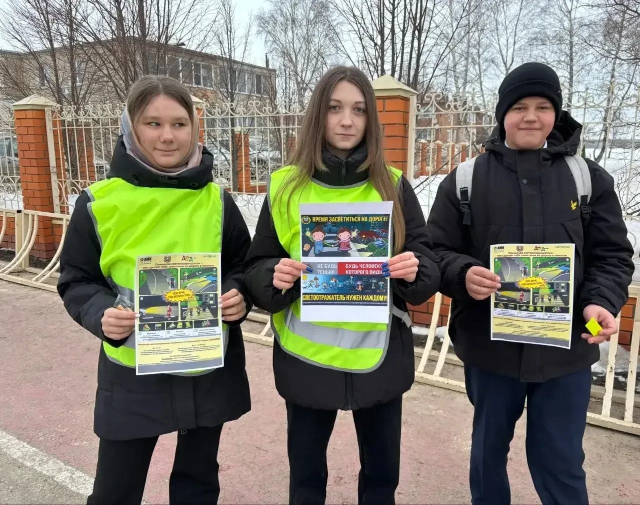 Автоинспекторы и школьники напомнили юным жителям Татищево о правилах дорожной безопасности Автоинспекторы и школьники напомнили юным жителям Татищево о правилах дорожной безопасности