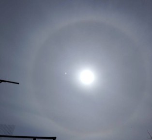 Солнечное гало украсило небо над Саратовом