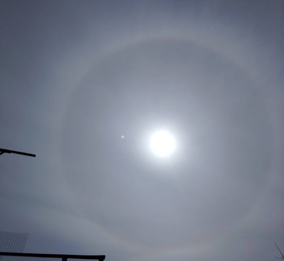 Солнечное гало украсило небо над Саратовом