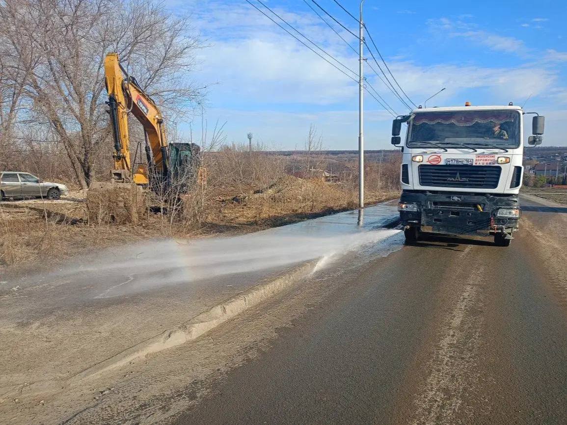 Коммунальные службы активно убирают город после зимы Коммунальные службы активно убирают город после зимы