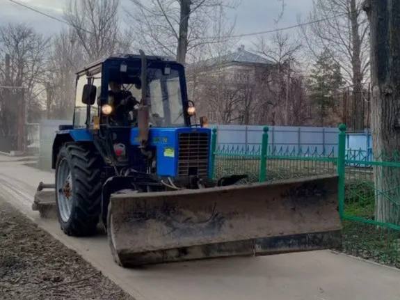 Коммунальные службы активно убирают город после зимы Коммунальные службы активно убирают город после зимы