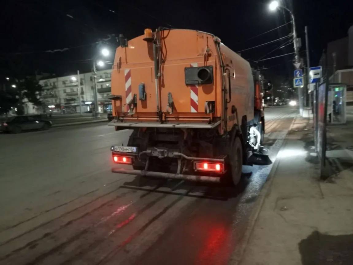 Коммунальные службы активно убирают город после зимы Коммунальные службы активно убирают город после зимы